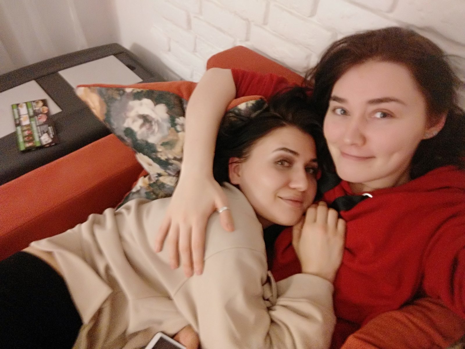 Lesbians домашняя. Лесбияночки с русскими разговорами. Настоящие русские лесбиянк.