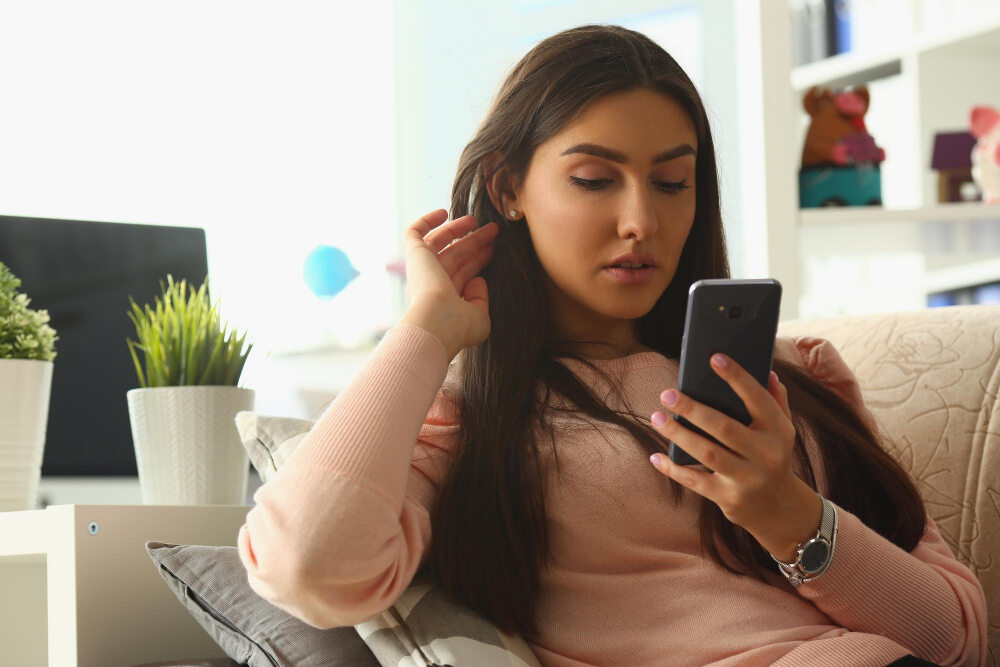 Overcome Awkward Silence in Phone Dating